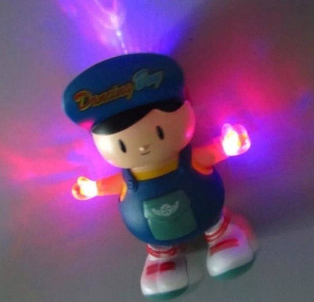 Baietelul dansator, canta, lumineaza si danseaz