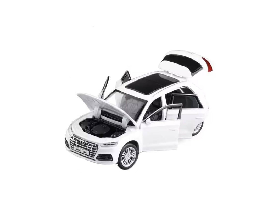 Masinuta metal mecanica, Audi Q5, scara 1:32, sunete, usi mobile, capota mobila, portbagaj mobil, alb, 15 cm