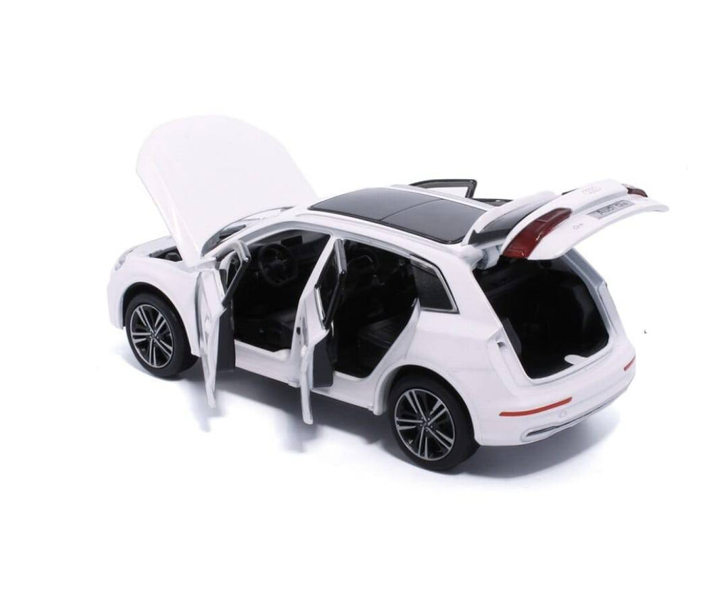 Masinuta metal mecanica, Audi Q5, scara 1:32, sunete, usi mobile, capota mobila, portbagaj mobil, alb, 15 cm