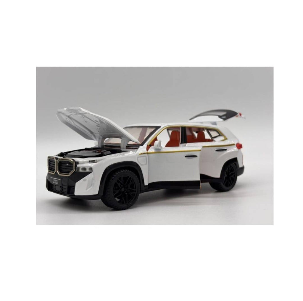 Masinuta metal mecanica, BMW XM, 1:24, fum, usi mobile, capota mobila, portbagaj mobil, alb, 20 cm