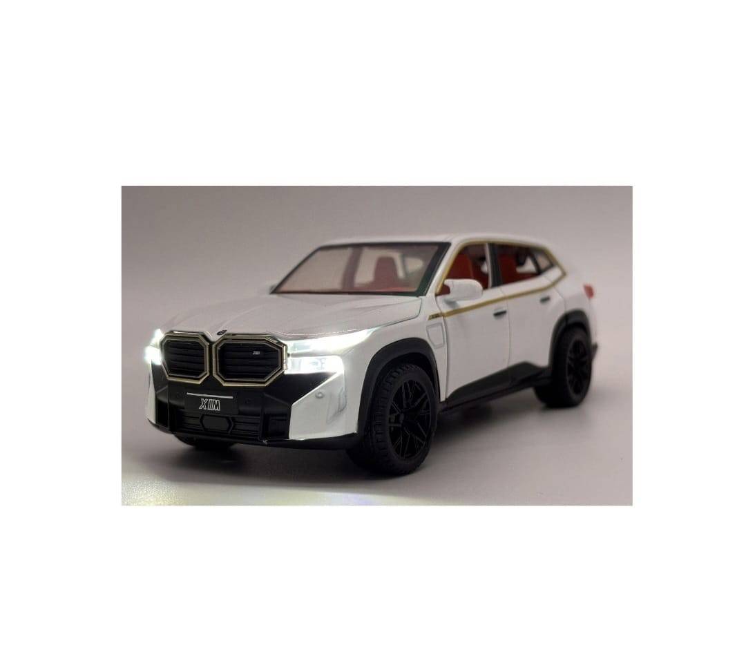 Masinuta metal mecanica, BMW XM, 1:24, fum, usi mobile, capota mobila, portbagaj mobil, alb, 20 cm