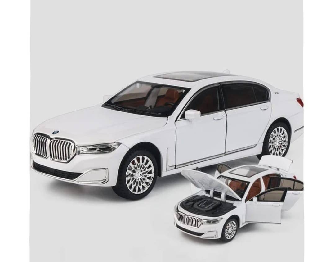Masinuta metal mecanica, model BMW 760 THE7, scara 1:24, sunete, usi mobile, capota mobila, portbagaj mobil, alb, 22 cm