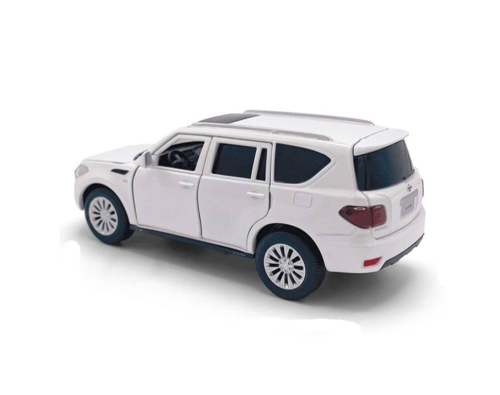 Masinuta metal mecanica, Nissan Patrol Y62, scara 1:32, sunete, usi mobile, capota mobila, portbagaj mobil, alb, 15 cm