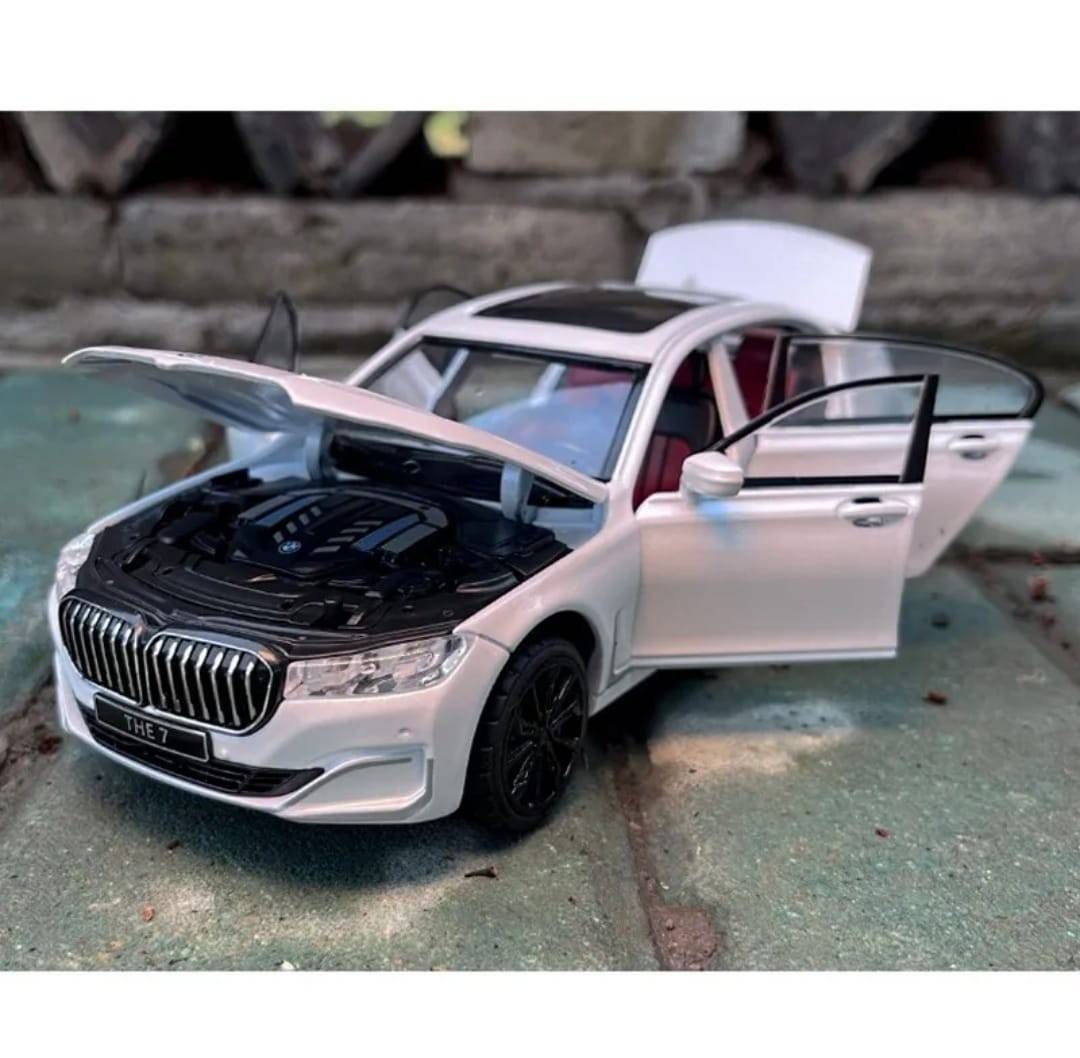 Masinuta metalica mecanica, tip BMW seria 7, lumini si sunete, usi mobile, capota mobila, portbagajul mobil, alb, 20 cm